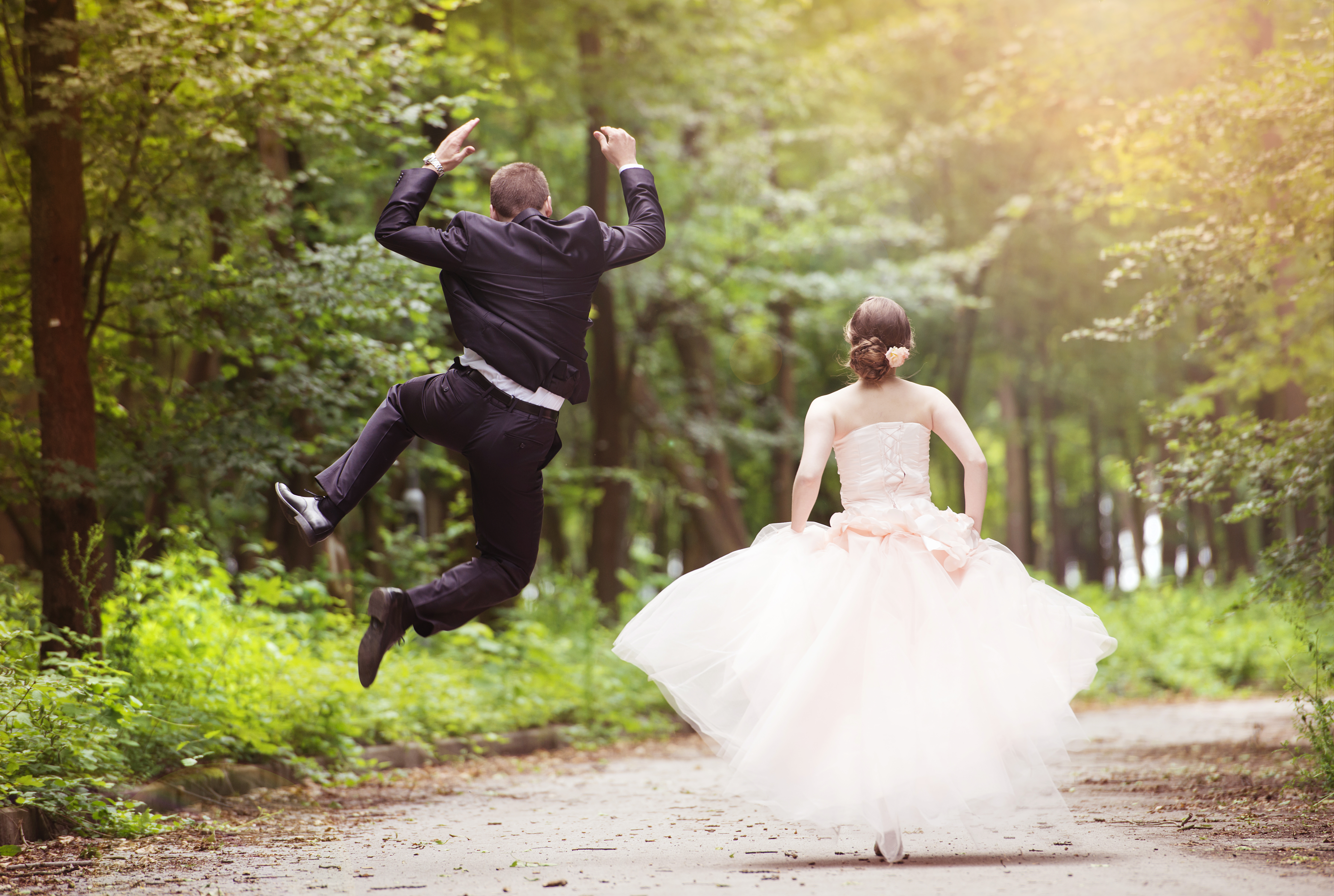 Wedding slowed. Свадьба фотосессия. Необычные Свадебные фотосессии. Креативная Свадебная фотосессия. Свадебная фотосессия на природе.